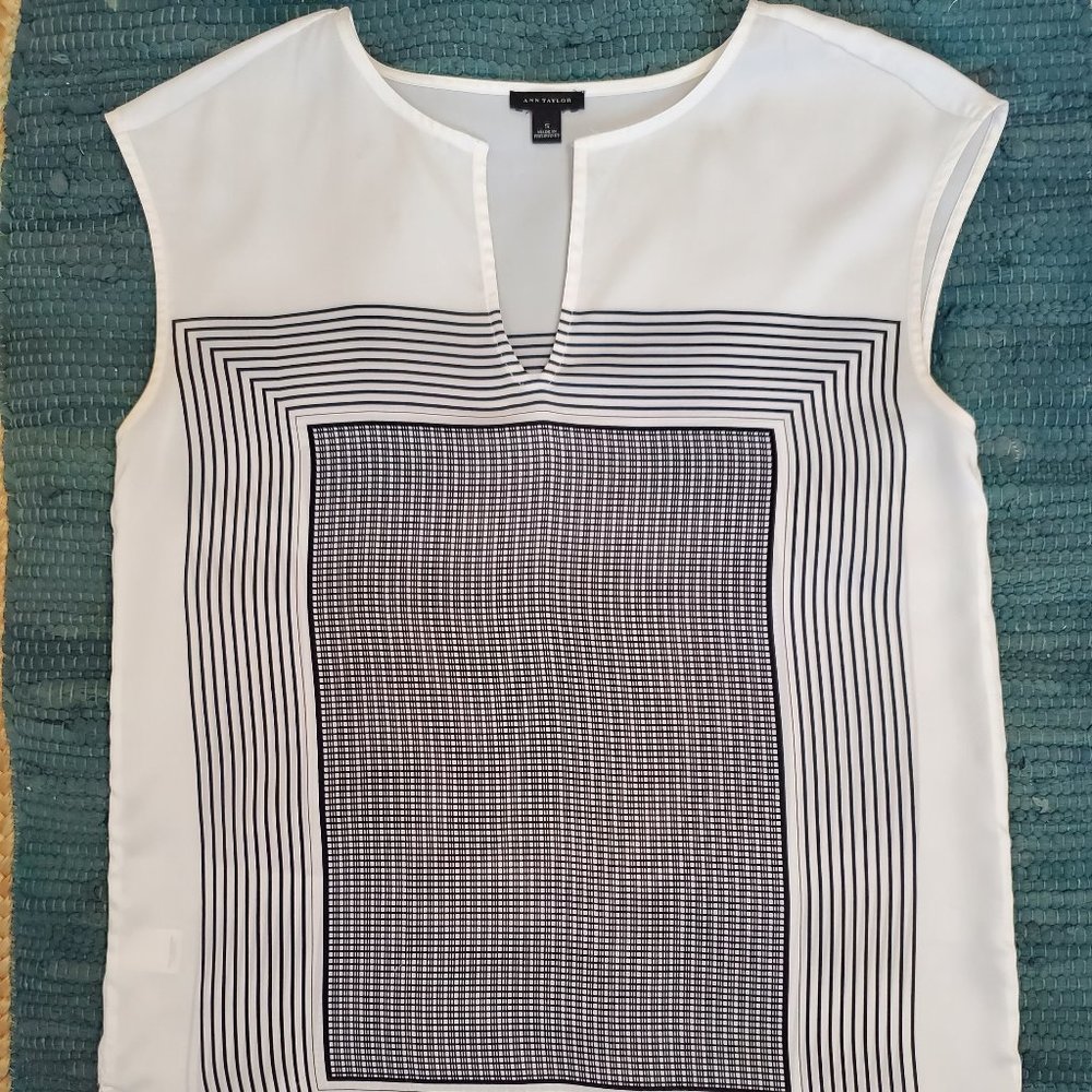 Used-Like New Ann Taylor Silky Blouse w/Black & White Graphical Print